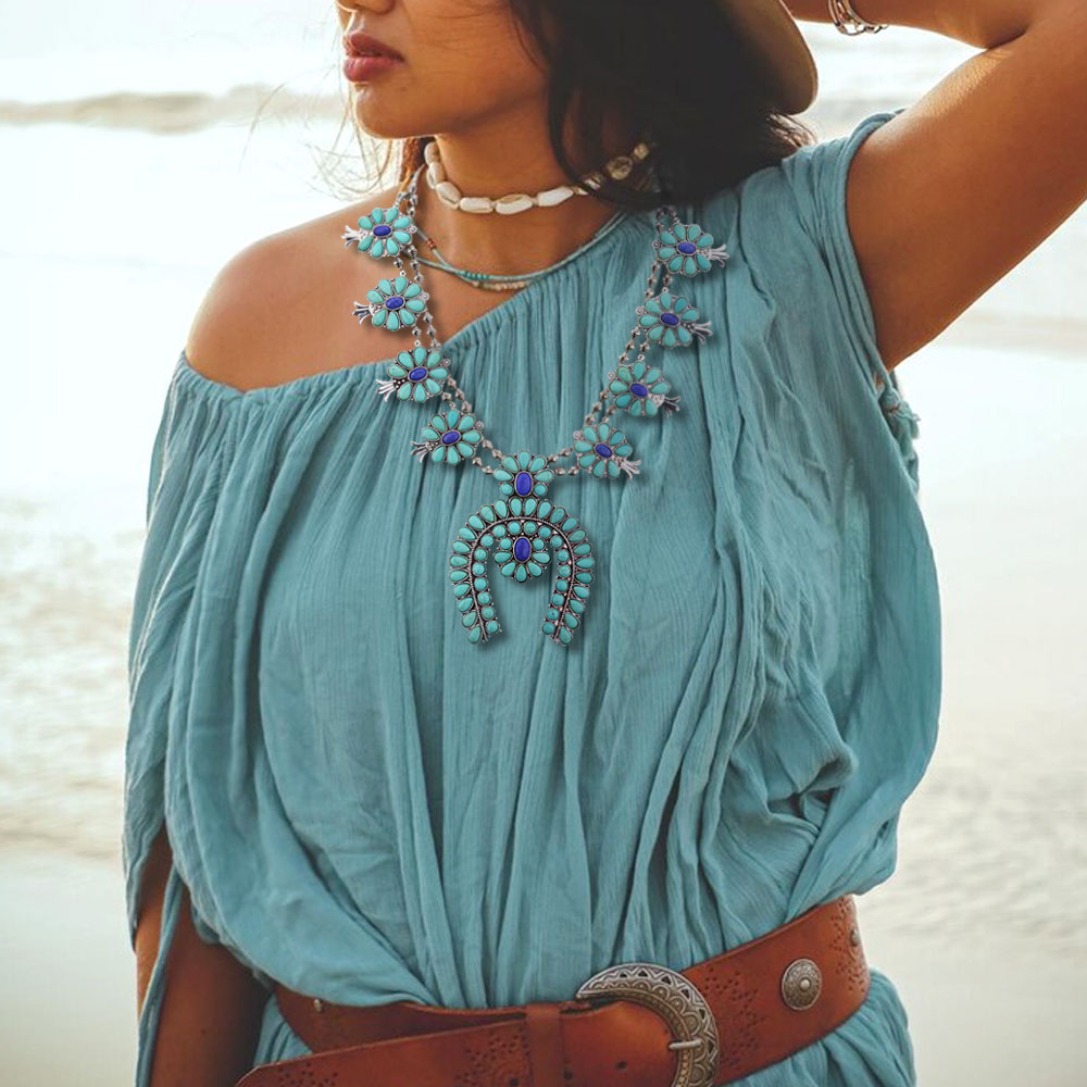 Squash Blossom Statement Necklace Set
24” + 3″ Ext. w/ 3” Pendant
SKU: WN2-43-SS0516/SBBTQ
www.bluetortoisewholesale.com
#westernjewelry #westernaccessories #squash #blossom #statementjewelry #necklace #earrings #set #sellingfast #wholesaler