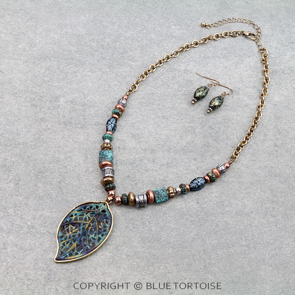 Patterned Leaf Shape Pendant Necklace Set